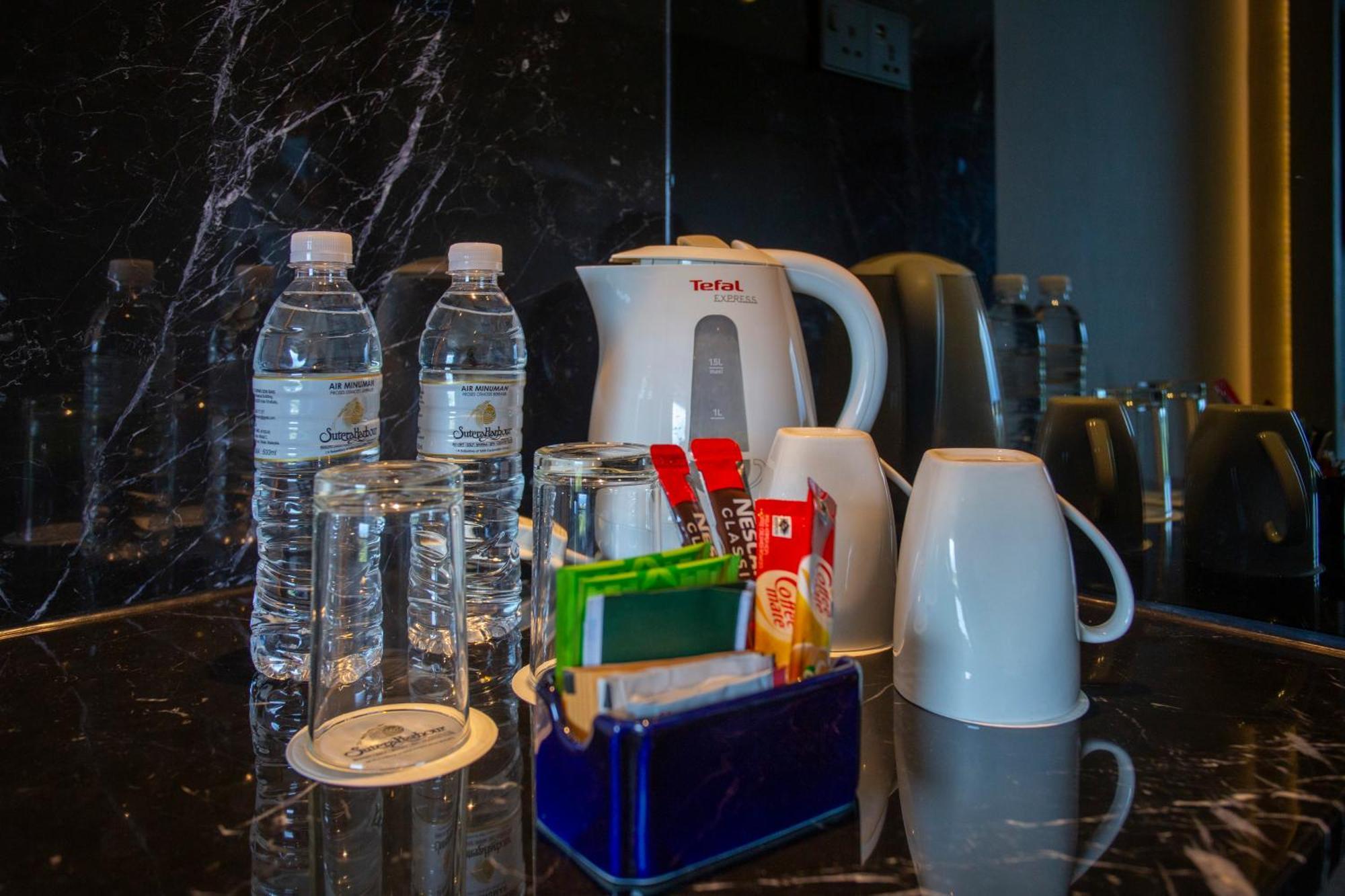 เดอะ แปซิฟิก ซูเตรา โฮเต็ล Hotel โกตาคินาบาลู ภายนอก รูปภาพ Bottled water in a hotel room