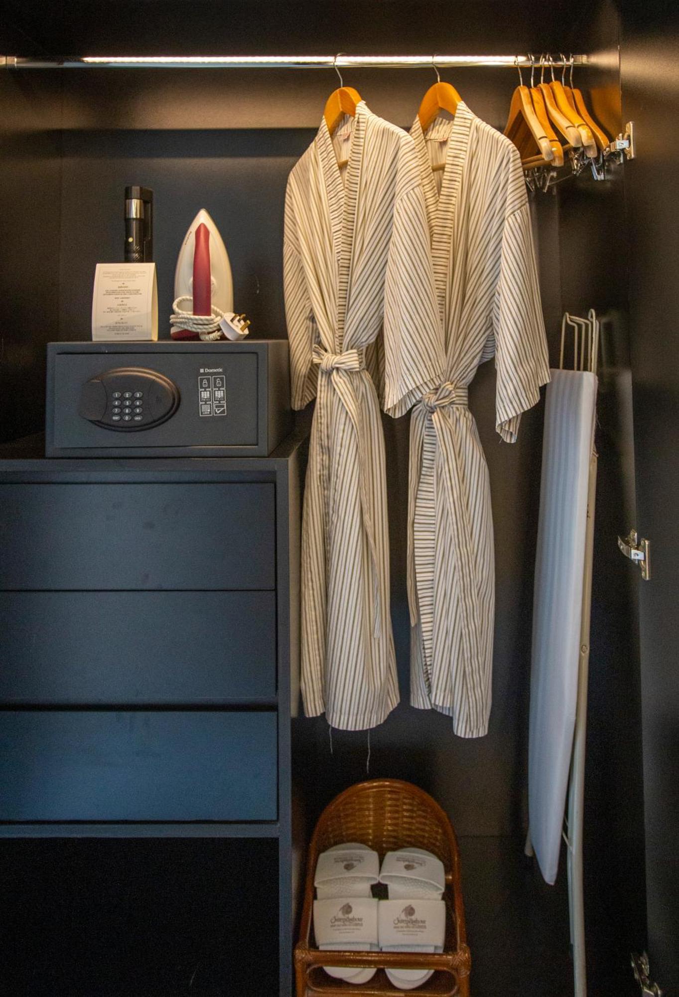 เดอะ แปซิฟิก ซูเตรา โฮเต็ล Hotel โกตาคินาบาลู ภายนอก รูปภาพ A safe in a hotel room
