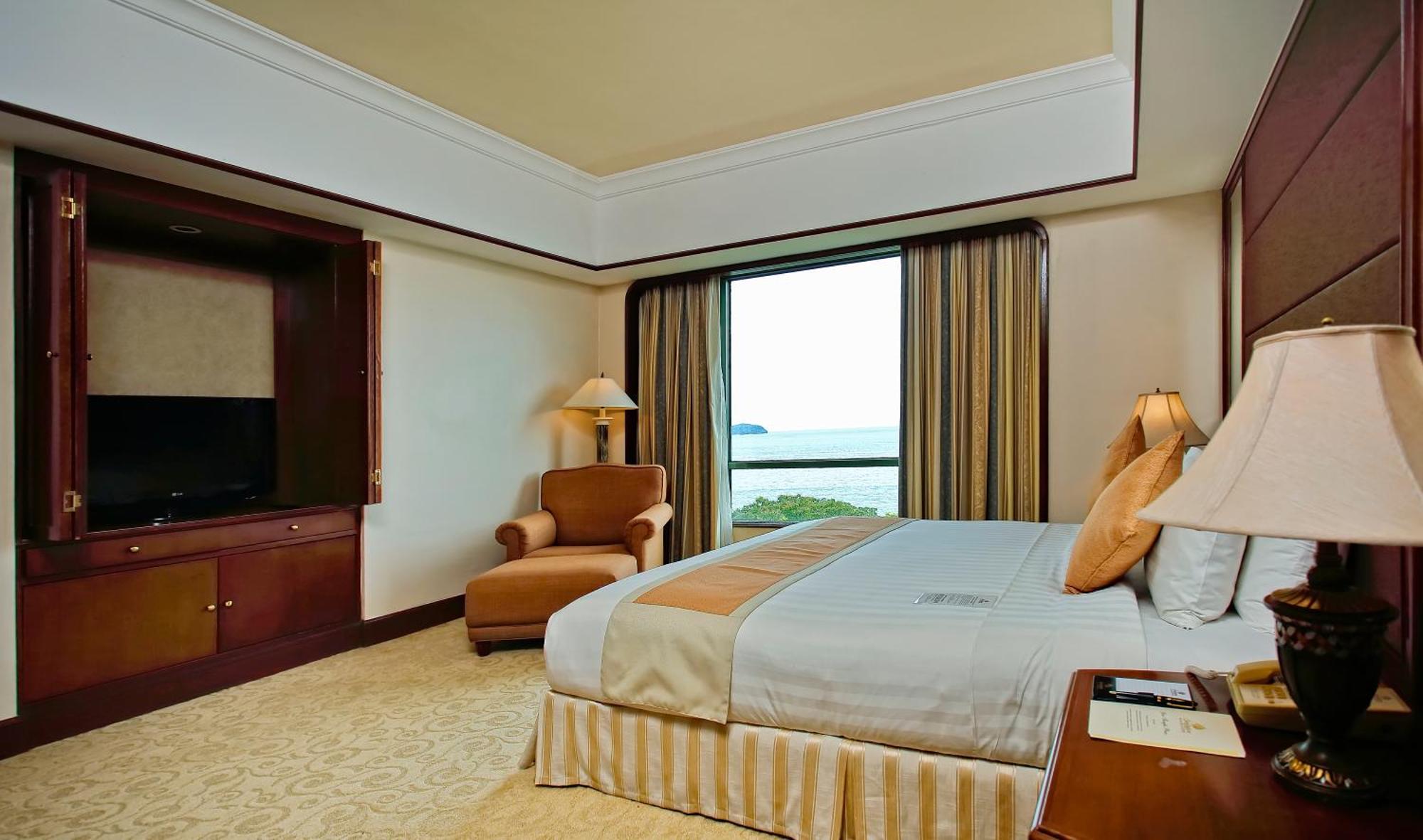 เดอะ แปซิฟิก ซูเตรา โฮเต็ล Hotel โกตาคินาบาลู ภายนอก รูปภาพ A bedroom at the Shangri-La Hotel, Kuala Lumpur